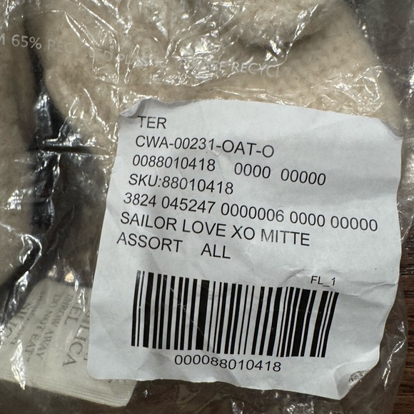 Mersea XO Ivory Knit Mittens for Kids - Picture 3 of 5